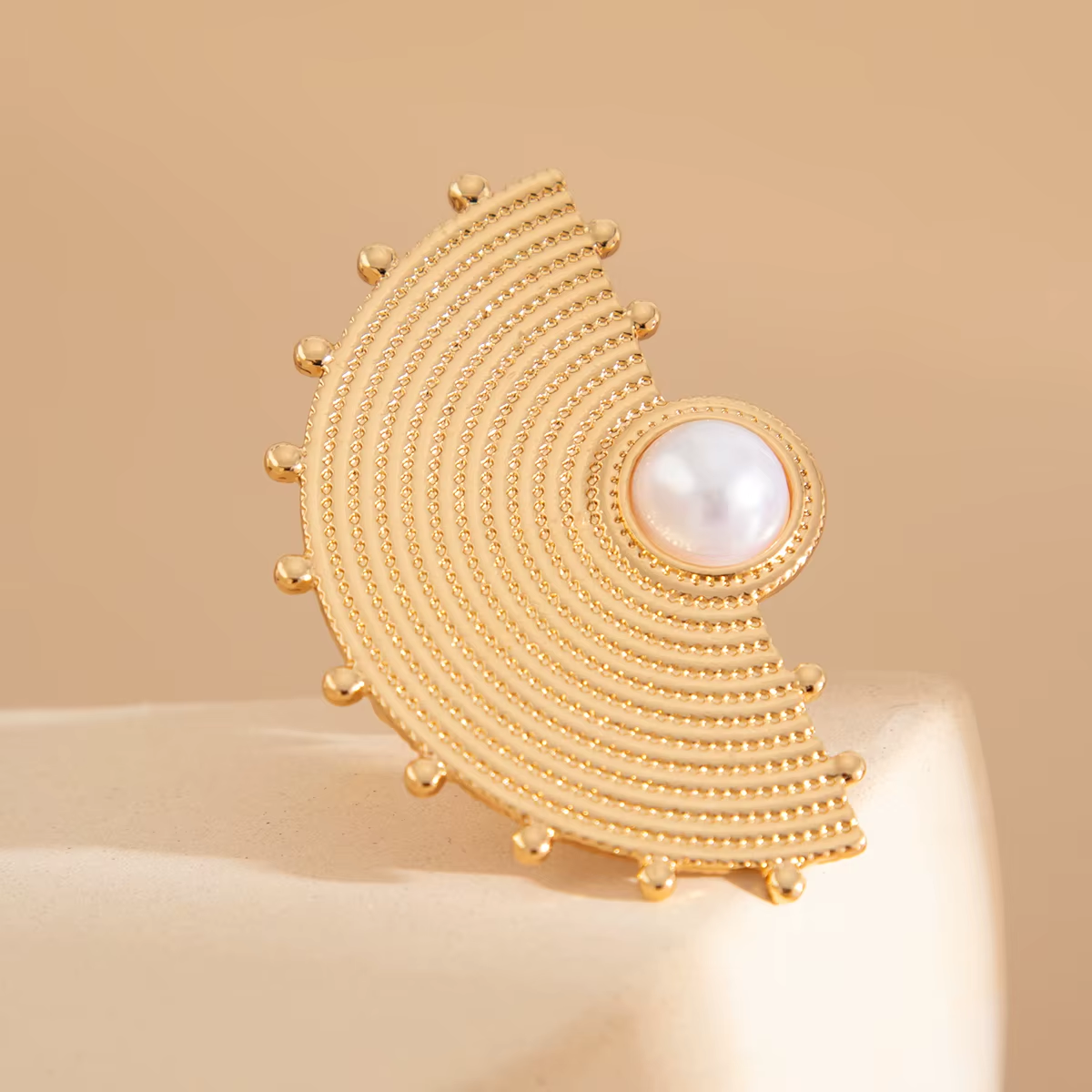 Designer Geometric Fan-Shaped Feather Metal Big Ring for Women Trendy Lady Party Imitated Pearl Finger Ring Fashion Jewelry Gift