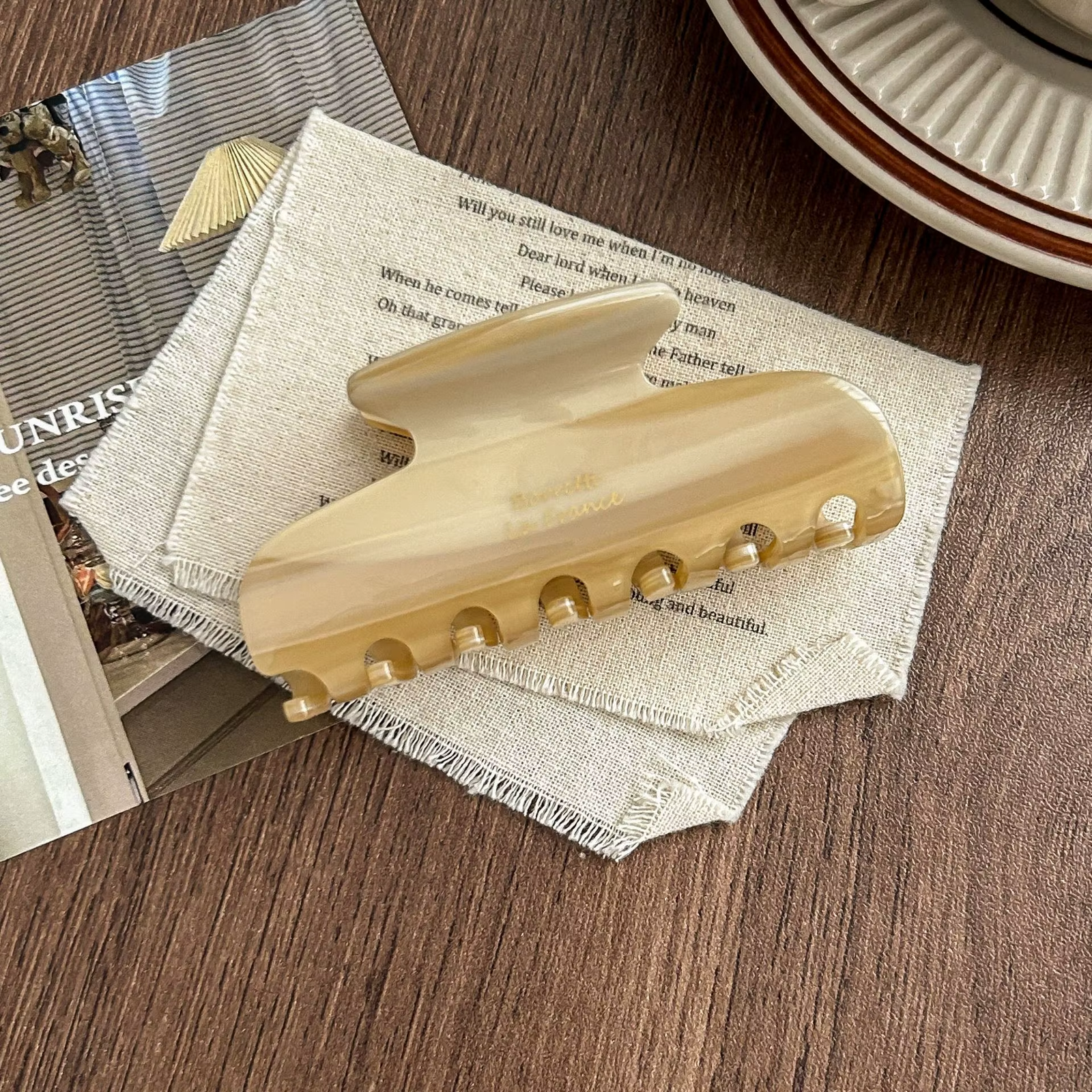 Liwu Custom Acetate Hair Claw Korean Style Large Size Gold Letters and Geometric Shape Hair Clips Simple Design for Daily Use